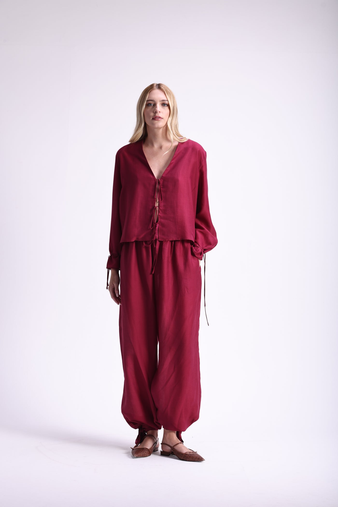 Look de alfaiataria feminina em vinho